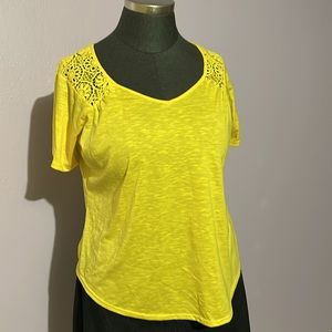 Yellow tee with lace shoulders